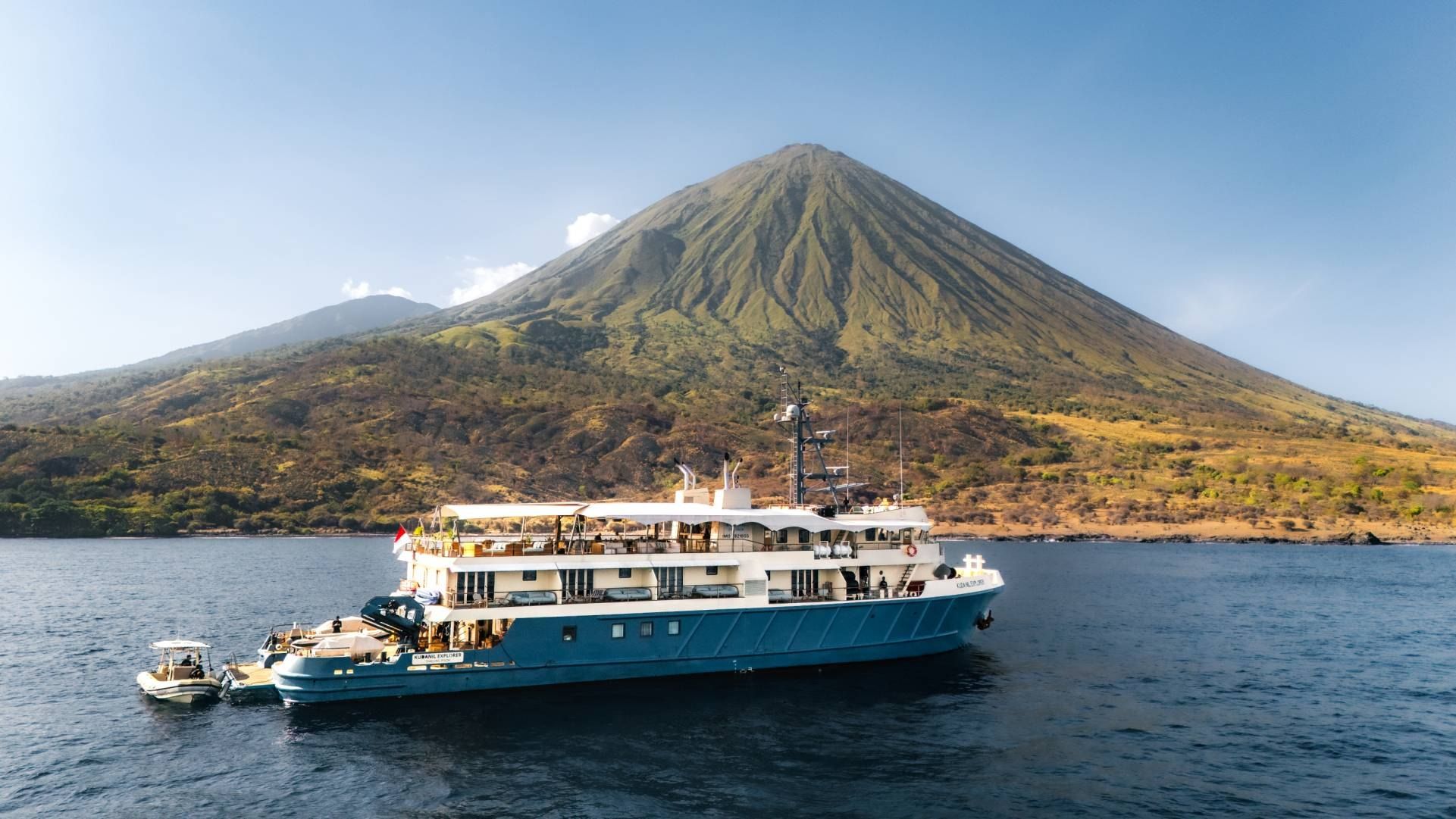 Boat below the Banda Api volcano